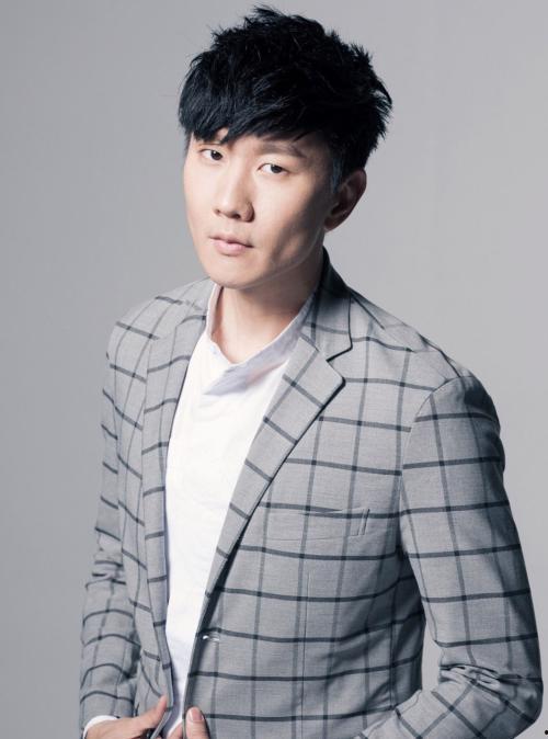 娱乐吃瓜男导演,揭秘“娱乐吃瓜男导演”的幕后故事