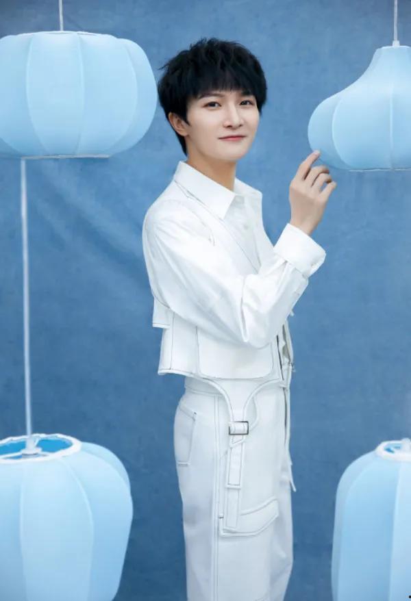 李大锤最新爆料顶流恋爱,顶流明星甜蜜恋情曝光